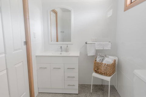 Bird In Hand Cottage, Port Noarlunga - Port Augusta Accommodation 1