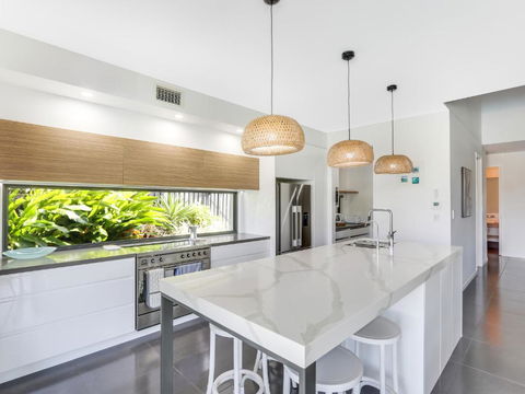 WATERFRONT HOME BORDERING MOOLOOLABA - Port Augusta Accommodation 3