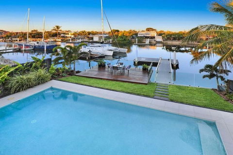 WATERFRONT HOME BORDERING MOOLOOLABA - Port Augusta Accommodation 1