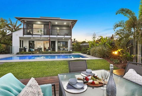 WATERFRONT HOME BORDERING MOOLOOLABA - Port Augusta Accommodation 0