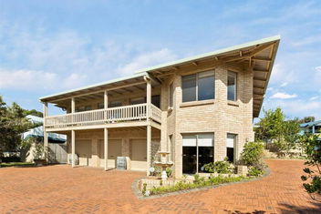Whale Watch Augusta Family Retreat with Port Augusta Accommodation
