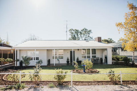 White On Wright Clare - Port Augusta Accommodation 1