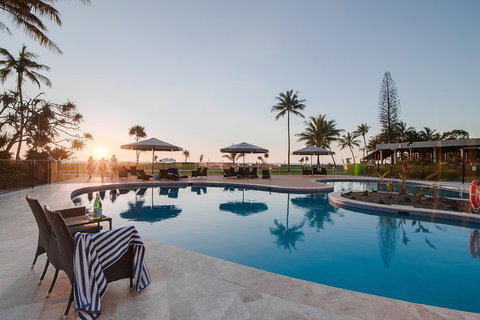 Tangalooma Island Resort Whale Watching Day Cruise With Dolphin Feeding - Port Augusta Accommodation 4
